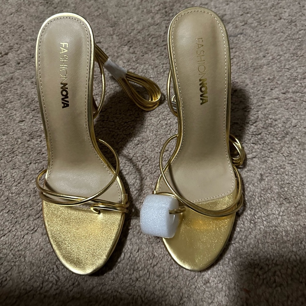 Never Worn FashionNova Gold Heels Size 8